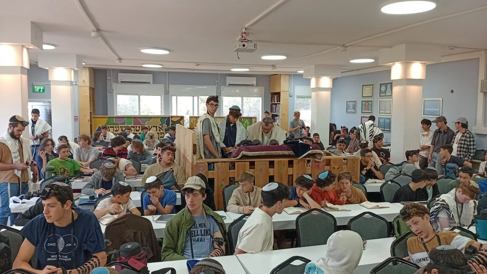 מפגש משותף בחדר האוכל של הכפר
