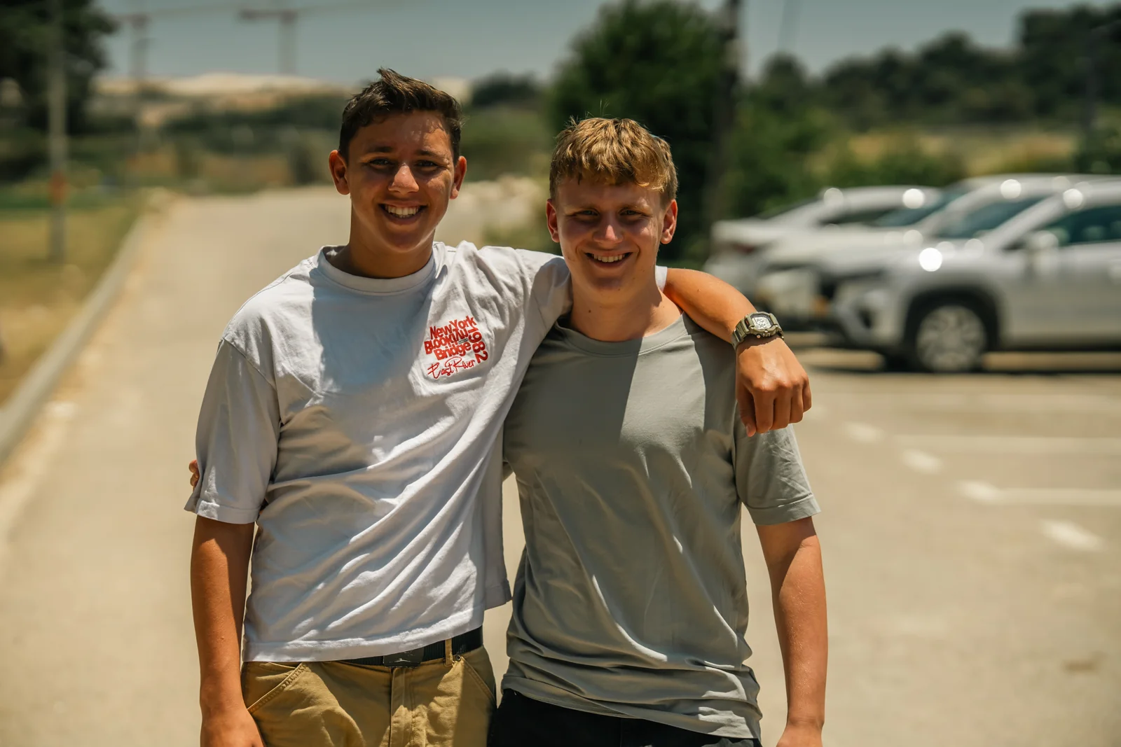 שני תלמידים בחצר הכפר
