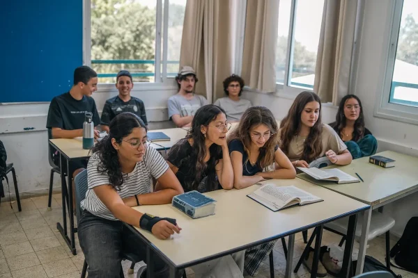 תלמידות ותלמידים לומדים יחד בכיתה בכפר חסידים